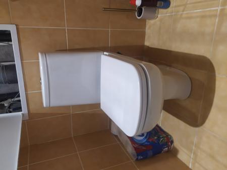 Установлен напольный унитаз: подключение к водопроводу, герметизация швов, фиксация к полу, проверка системы слива, регулировка крышки, тестирование работоспособности.