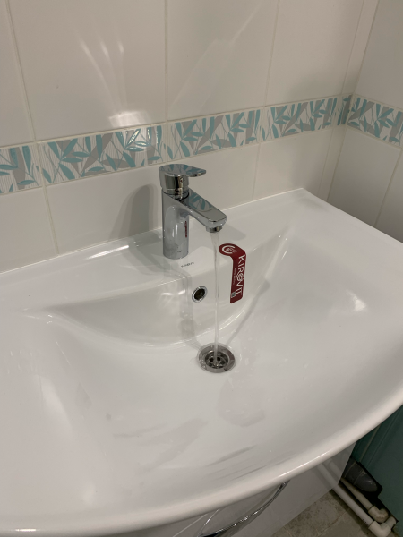 Установлено новое устройство для подачи воды, заменены старые крепления, проверена герметичность соединений, отрегулировано давление, очищено место установки, проверена работа.