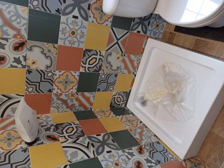Установлен новый водопроводный кран в ванной комнате. Старый прибор демонтирован, произведено подключение к трубопроводу, проверена герметичность соединений, выполнена очистка рабочей зоны.
