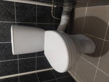 Установлено сантехническое оборудование, подключено к водопроводу и канализации, проверена герметичность соединений, закреплено на полу, обеспечена функциональность и устойчивость конструкции.