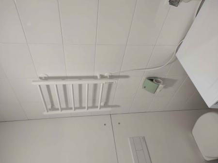 Установлено устройство на стену, подключено к электросети, проверена работоспособность, закреплено надежно, обеспечена безопасность эксплуатации, выполнено аккуратно.