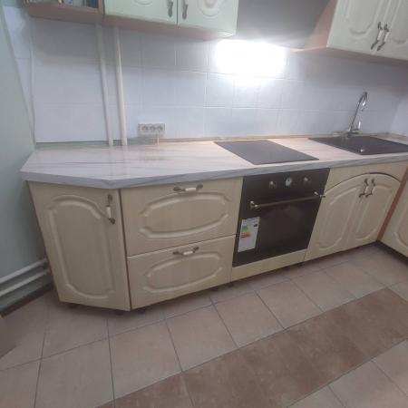 Выполнена установка подрозетников на кухне. Проведены работы по монтажу и подключению розеток, обеспечена надежная фиксация и безопасное подключение к электросети.