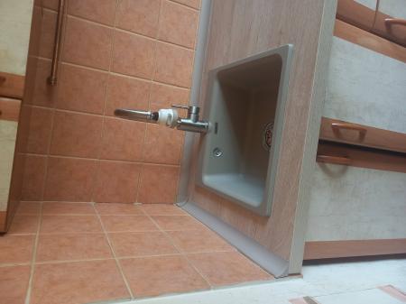 Установка столешницы ДСП Демонтаж столешницы из ДСП без сохранения Установка и подключение врезной мойки