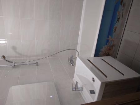 Установлена новая раковина, подключены водопроводные трубы, закреплен смеситель, проверена герметичность соединений, проведена проверка на отсутствие протечек, завершена отделка.