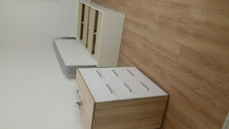 Собран новый комод с четырьмя вместительными ящиками, установленными на направляющие. Все детали аккуратно подогнаны, поверхность выровнена, ручки закреплены, конструкция устойчива.