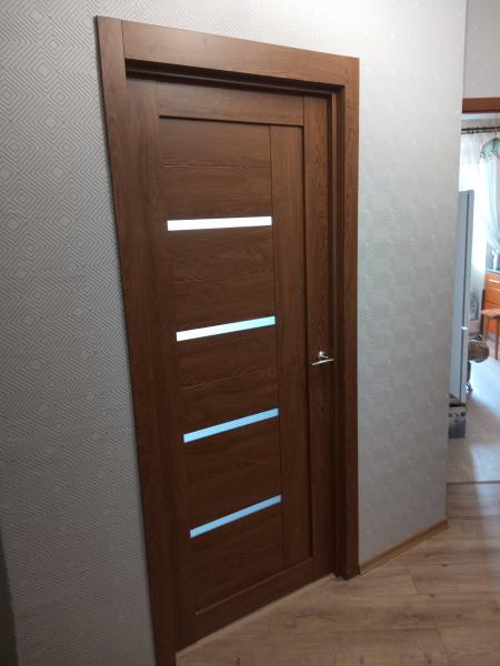 На деревянной створке установлено запорное устройство. Выполнено аккуратное сверление, монтаж ручки и защелки. Все элементы надежно закреплены, обеспечивая плавное закрытие.