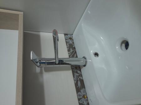Установлен новый запорный механизм на водопроводе, обеспечивающий надежное перекрытие потока. Демонтирован старый элемент, проведена герметизация соединений, проверена функциональность.