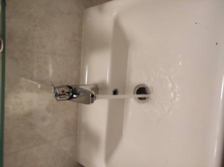 Установлено новое устройство для подачи воды в ванной. Завершена настройка, проверка герметичности соединений, обеспечен стабильный поток жидкости. Обновленный элемент функционирует корректно.