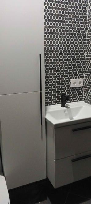 Установлено новое устройство в смесителе, обеспечивающее плавное открытие и закрытие воды. Обновленные элементы гарантируют надежную работу, предотвращая протечки и улучшая функциональность.