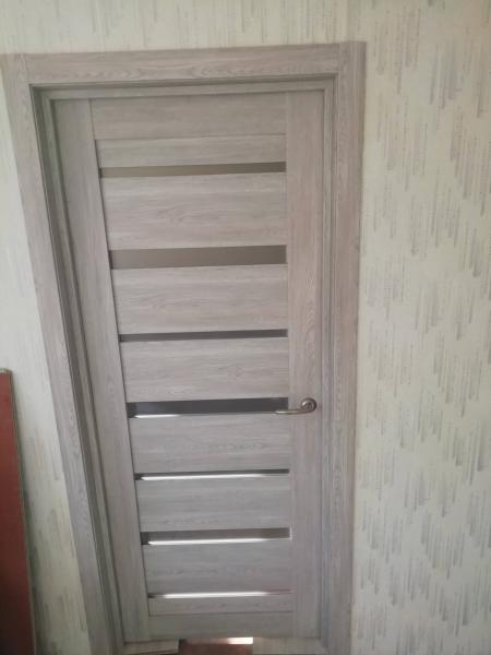 Выполнена установка замка в деревянную дверь: вырезано отверстие, закреплен механизм, установлена ручка, проверена функциональность. Работа завершена аккуратно и профессионально.