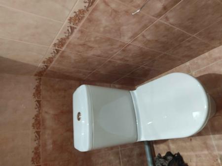 Установлено новое сантехническое оборудование, проведено подключение к водопроводу, проверена герметичность соединений, выполнена регулировка сливного механизма, устранены протечки.