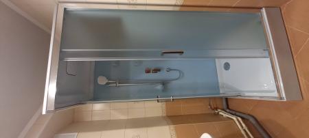 Установлена душевая конструкция с низким основанием, подключены водопроводные коммуникации, закреплены дверцы, герметизированы швы, проверена работа смесителя и сливной системы.