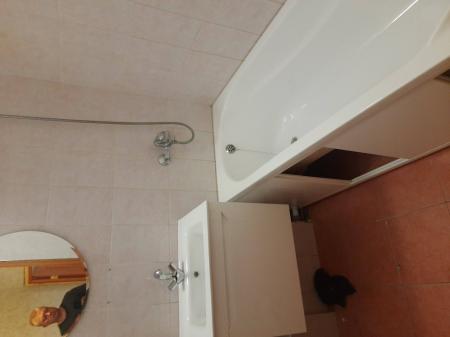 Установлен новый кран в ванной комнате. Подключены водопроводные трубы, проверена герметичность соединений. Смеситель закреплён на раковине, обеспечена функциональность.