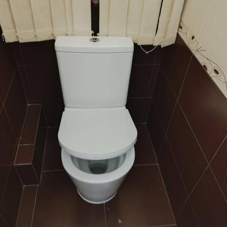 Установлен новый напольный унитаз, подключен к водопроводу и канализации, проверена герметичность соединений, закреплено сиденье, проведена проверка слива, завершена уборка.