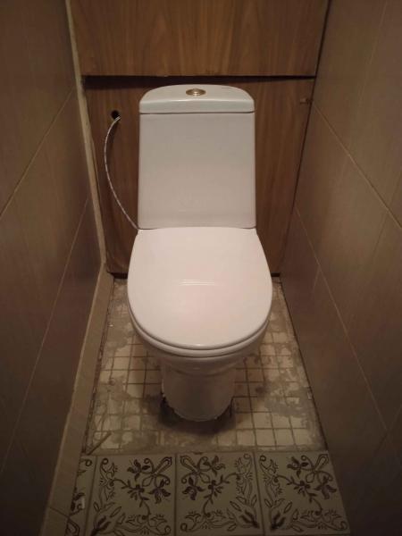 Установлено сантехническое оборудование, подключено к водопроводу, закреплено на полу, проверена герметичность соединений, обеспечена функциональность, завершены отделочные работы вокруг основания.