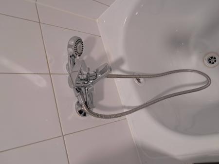 Выполнена замена изношенной кранбуксы в смесителе. Установлен новый элемент, обеспечивающий надежное функционирование, устранены протечки, восстановлена герметичность соединений.