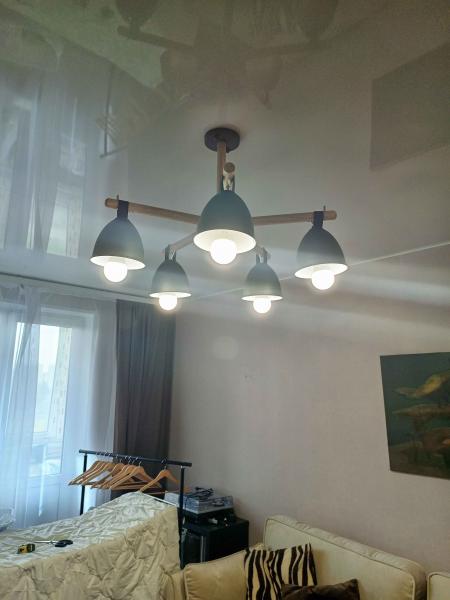 Установлено новое осветительное устройство на потолок, подключены провода, закреплены крепления, проверена работа ламп. Интерьер освещён, элементы декора подчёркнуты мягким светом.