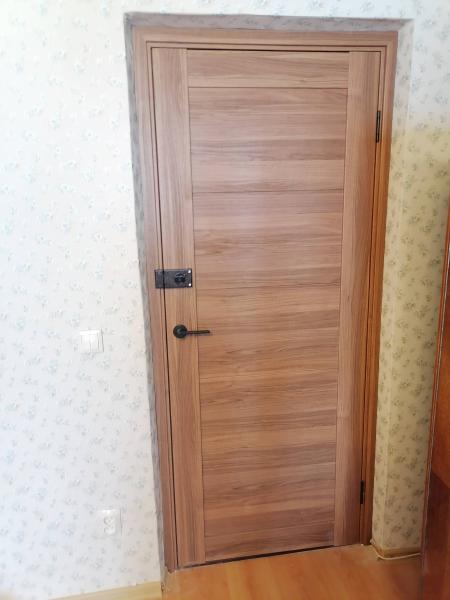 Установлен замок в деревянную дверь, выполнено аккуратное сверление, монтаж ручки, проверка механизма на работоспособность, обеспечена надежная фиксация, сохранена эстетика поверхности.