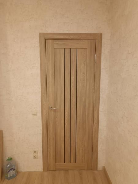 На деревянной двери аккуратно установлено запорное устройство. Выполнены все необходимые вырезы, закреплены элементы, ручка и замочная скважина функциональны и надежны.