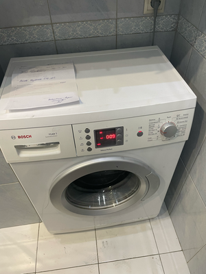 Проведена замена неисправного элемента в стиральной машине. Установлен новый насос, проверена его работоспособность, устранены протечки. Устройство собрано и протестировано.