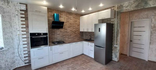 Установлены шкафы, закреплены фасады, смонтирована столешница, подключены бытовые приборы, установлена вытяжка, выполнен монтаж мойки, подключены коммуникации, завершена отделка.