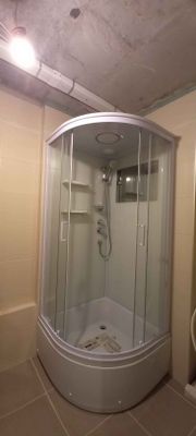 Выполнен монтаж душевой кабины: установлены стеклянные панели, закреплены дверцы, подключены водопроводные коммуникации, герметично обработаны швы, проверена работа смесителя и душа.