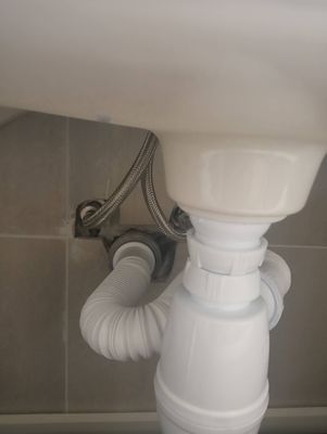 Установка ниппеля для смесителя Установка комплекта: Тумба + Раковина + смеситель + зеркало