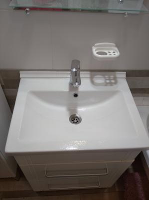 Поверхность раковины обновлена: устранены дефекты, нанесено новое покрытие, придающее блеск и гладкость. Обновление завершено, обеспечивая свежий и чистый вид сантехники.