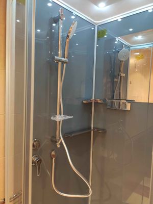 Установлена кабина с низким поддоном: смонтированы стенки, закреплены двери, подключены смеситель и лейка, герметизированы швы, проверена герметичность, установлены полки и держатели.