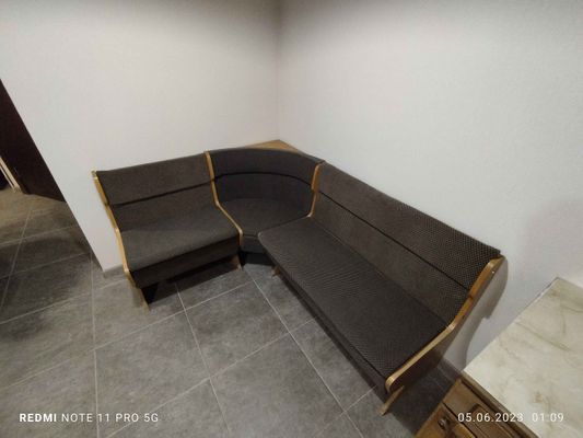 Обновлена обивка углового дивана, использована новая ткань, заменена набивка. Каркас очищен, конструкция укреплена, швы аккуратно прошиты, внешний вид освежен, комфорт улучшен.