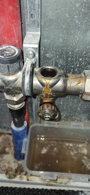 Установлен распределительный узел для трубопроводной системы. Подключены все необходимые элементы, обеспечена герметичность соединений, проверена функциональность конструкции.