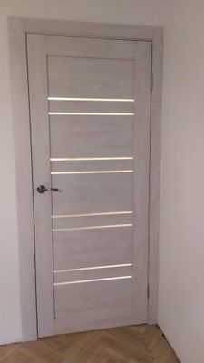 Установлена складная конструкция, закреплены направляющие, вставлены панели, проверена плавность движения, отрегулированы петли, зафиксированы ручки, обеспечена функциональность.