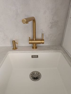 Установлен фильтр под раковину, подключены трубы, закреплен кран для очищенной воды, проверена герметичность соединений, обеспечена подача чистой жидкости, завершена настройка системы.