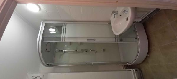 Выполнена установка новых трубопроводов в ванной комнате, заменены старые коммуникации, подключены сантехнические приборы, обеспечена герметичность соединений, проверена работоспособность системы.