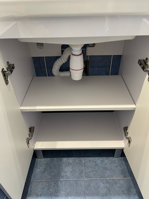 Сборка и навеска зеркального шкафа в ванной комнате