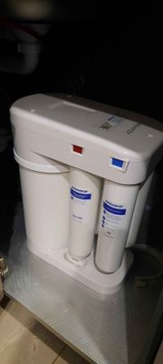 Завершена установка новых картриджей в систему очистки. Обновлены элементы для улучшения качества воды, обеспечена герметичность соединений, проверена работоспособность устройства.