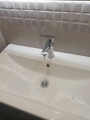 Установка ниппеля для смесителя Установка комплекта: Тумба + Раковина + смеситель + зеркало