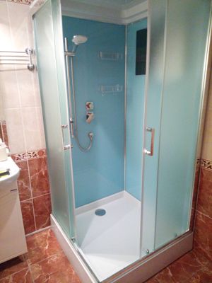 Установлена современная душевая конструкция с гидромассажем, подключены водопроводные коммуникации, герметично закреплены стеклянные панели, проверена функциональность всех элементов.