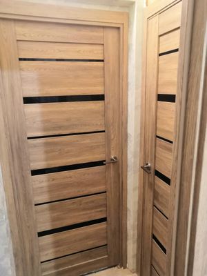 Установлена складная конструкция, закреплены направляющие, выполнена регулировка полотна, обеспечена плавность движения, проверена фиксация, завершена отделка проема.