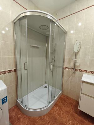 Установка душевой кабины шириной до 120 см