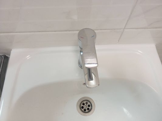 Установка раковины с тумбой