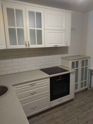 Гармонично установлена гладкая поверхность, точно подогнана к шкафам, вырезаны отверстия для техники и раковины, швы аккуратно заделаны, обеспечена прочная фиксация и эстетичный вид.