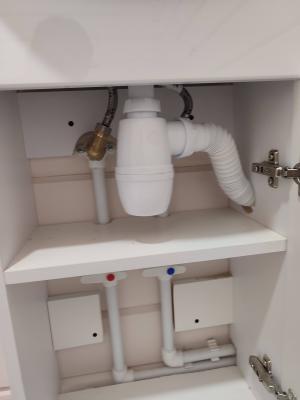 Установлен новый сливной механизм, заменены прокладки, устранены протечки, отрегулирована подача воды, проверена герметичность соединений, обновлены крепления, очищены поверхности.