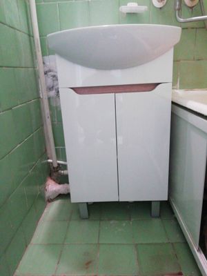 Установлена новая раковина с тумбой, подключены водопроводные и сливные коммуникации, проверена герметичность соединений, выполнена регулировка положения для устойчивости.
