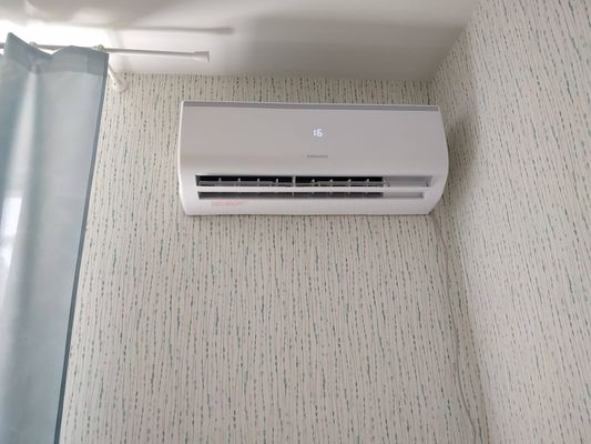 В офисе завершена установка климатической системы: закреплен внутренний блок, подключены коммуникации, проведено тестирование работы, обеспечена герметичность соединений и настройка режимов.