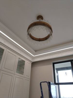 Установлено осветительное устройство на потолке, подключены провода, проверена работоспособность, обеспечена надежная фиксация, соблюдены меры безопасности, завершен монтаж.