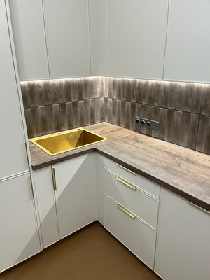 Выпил под мойку или варочную панель в HPL/Камне Выпил одного отверстия/углубления/присадка под петлю в материалах HPL/Камень Установка столешницы ДСП