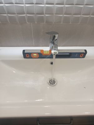 Установка ниппеля для смесителя Установка комплекта: Тумба + Раковина + смеситель + зеркало