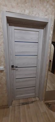 Установлена новая створка, закреплены петли, врезана ручка, отрегулированы зазоры, закреплён наличник, проверена плавность открывания, завершена отделка проёма.