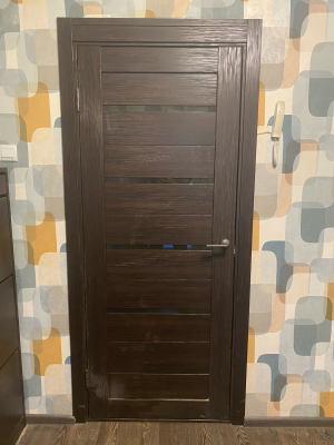 Установлена деревянная створка, закреплены петли, врезан замок, прикреплена ручка, отрегулировано полотно, оформлен проём, завершена отделка.